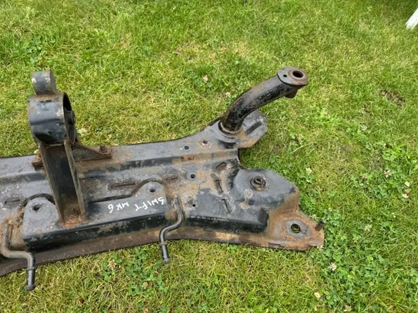 Travesaño suspensión delantera Suzuki Swift IV OEM image 6