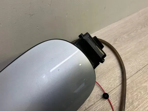 Kraftstoffklappe Porsche Panamera OEM 971809857G - Gebraucht image 3