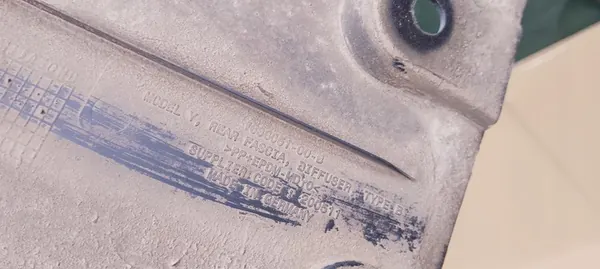 Placa de proteção para para-choque traseiro Tesla Y 21-23 OEM 1638051-00-B image 5