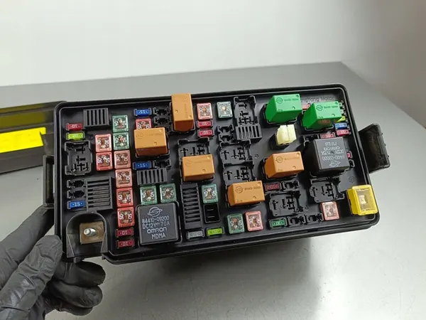 Caixa de fusíveis completa SsangYong Rexton 2017 8441009000 image 3