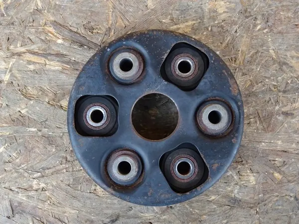 GOLF V R32 3.2 V6 Bakre Koppling 7M0521127A image 3