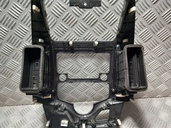 Hyundai I30 Radio Console Frame OEM U05F0548 image 8