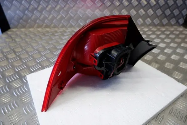 Luz trasera derecha VW TOUAREG 7P6945096D image 2