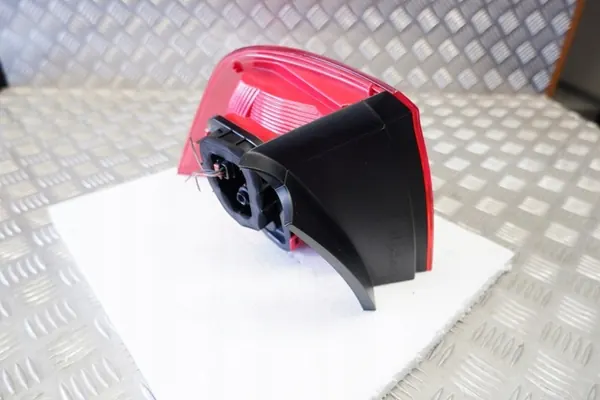 Luz trasera derecha VW TOUAREG 7P6945096D image 5