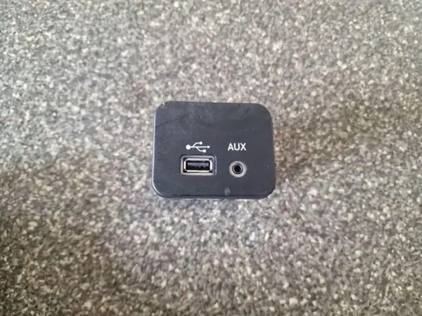 USB-portti OEM 68271006AA Chrysler 300 2.4L:lle image 2