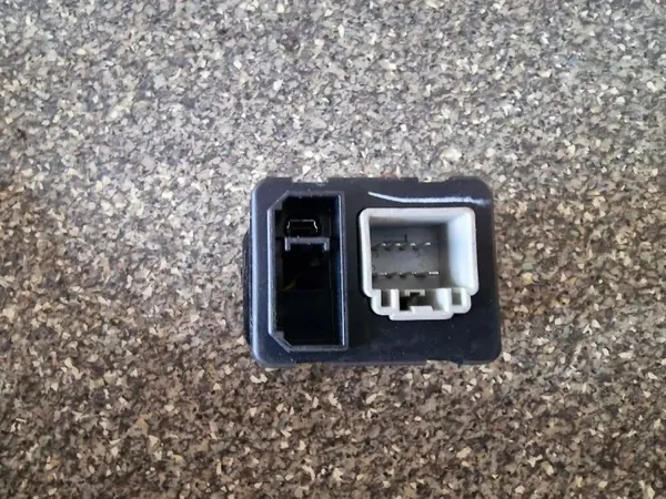USB-portti OEM 68271006AA Chrysler 300 2.4L:lle image 3