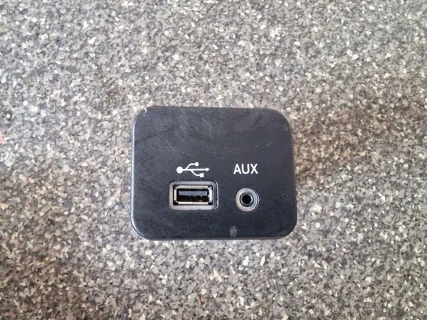 USB-portti OEM 68271006AA Chrysler 300 2.4L:lle image 4