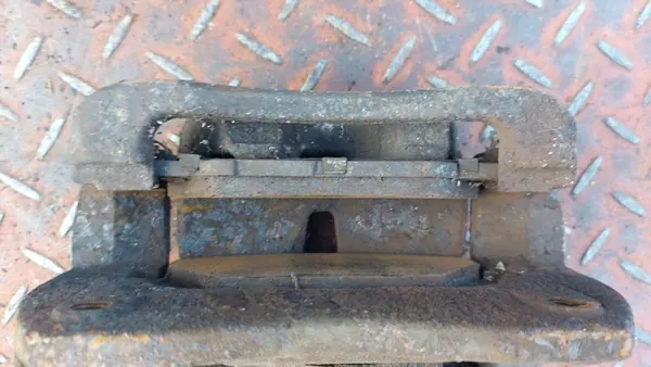 Rechter Vorderbremszylinder Toyota RAV4 III 2.2 177PS image 8