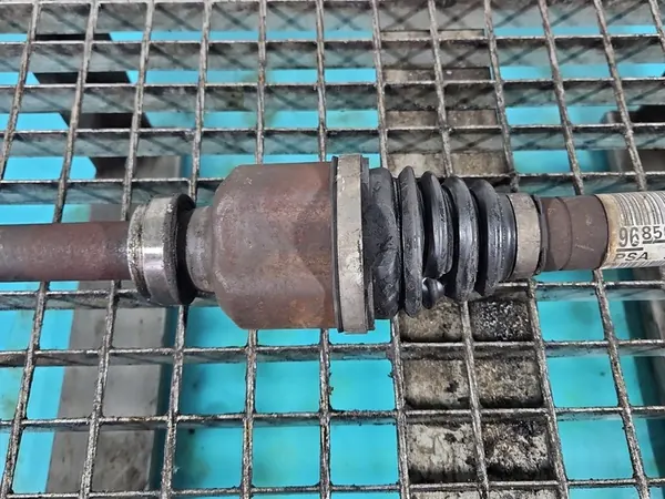 Arbre de transmission avant droit Citroen C4 II 1.6 HDI Automatique image 3