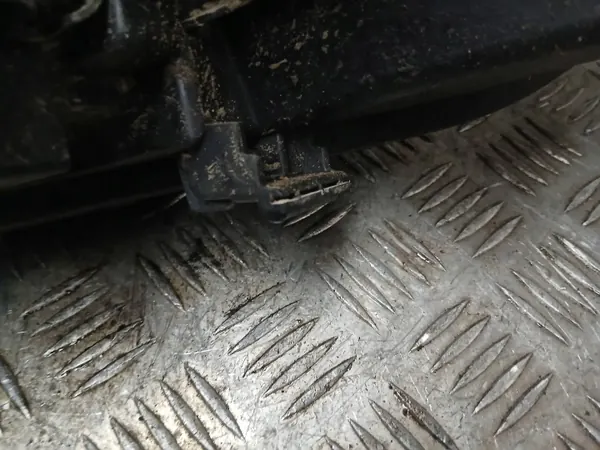 Hyundai Kona Oikea Etuvalo OEM 92208J90 image 10
