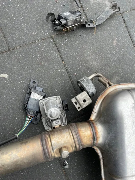 Audi A4 B9 Lift 2.0TDI Pakoputken Vaimennin OEM 8W0253411AH image 4