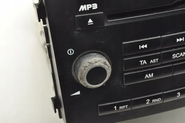 Radio Kia Cee'd I OEM X961401H500 - Usado image 4