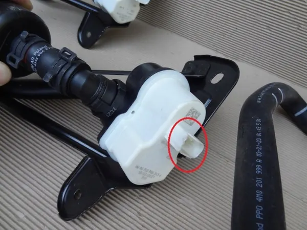 Aktivkohlefilter-Pumpe OEM 4M0201997S - Gebraucht image 4
