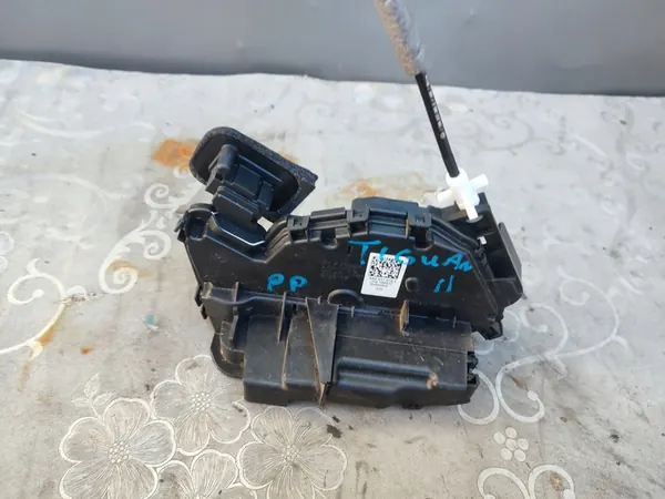 Fram Höger Dörrlås VW Tiguan II image 2