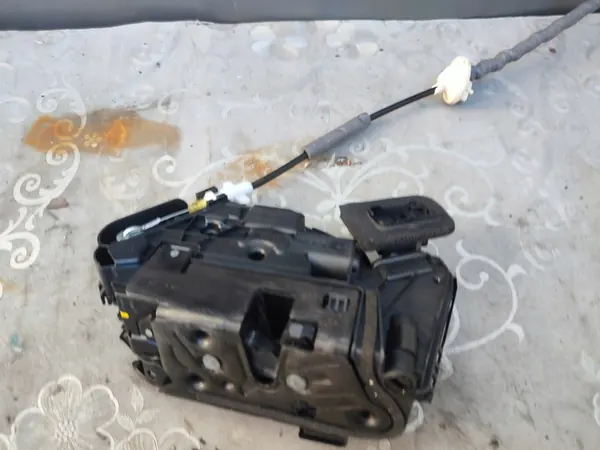 Fram Höger Dörrlås VW Tiguan II image 3