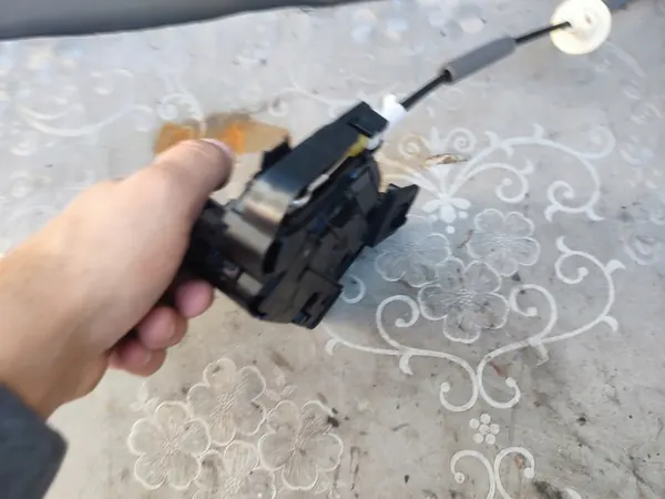 Fram Höger Dörrlås VW Tiguan II image 6