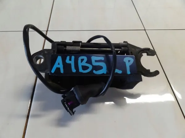 Audi A4 B5 Framvänster Dörrhandtag OEM 4A08372D image 2