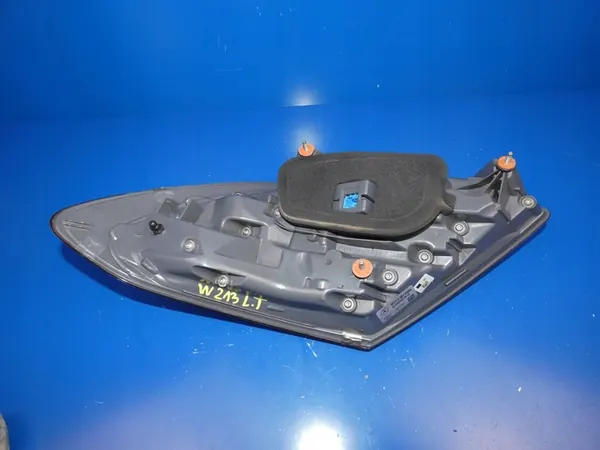 MERCEDES W213 SEDAN LINKER ACHTERLICHT A2139067900 image 3