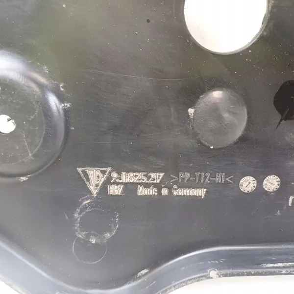 Porsche Taycan alustasuojus OEM 9J1825217 image 7