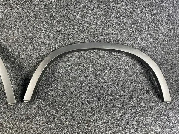 BMW X1 E84 Vasemman Etu- ja Takalokasuojan Lista 51772990165 image 4