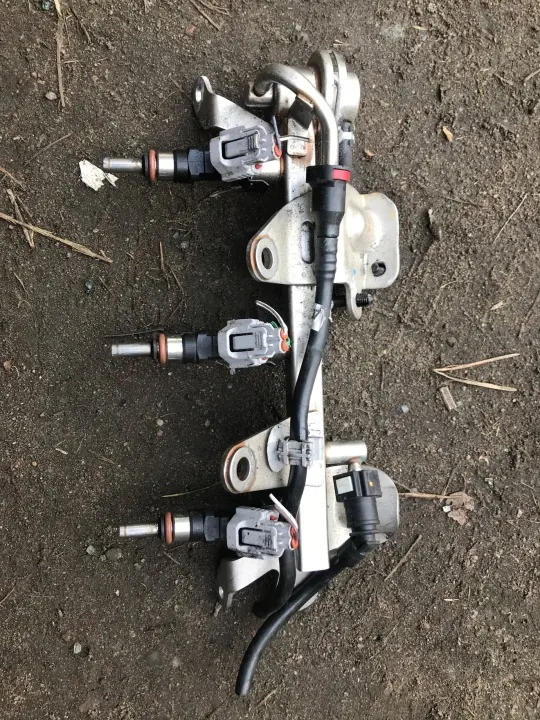 Dacia Einspritzschiene OEM 255923 - Gebraucht image 2