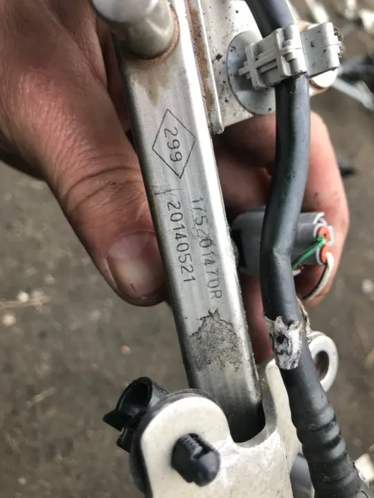 Dacia Einspritzschiene OEM 255923 - Gebraucht image 3