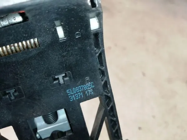 VW Sharan fram höger dörrhandtagsram OEM 5L0837885C image 3