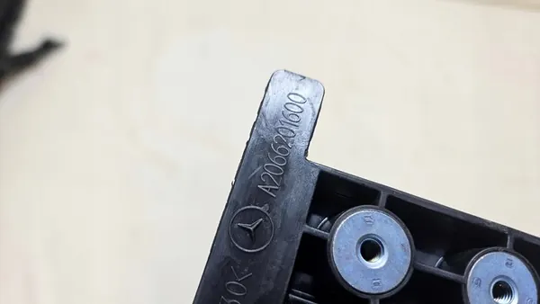 Fram Höger Stötdämpare Fäste Mercedes C-Klass A206 image 5