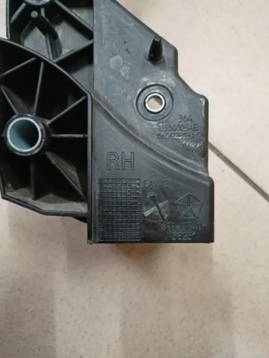 Frontgurt-Verstärkung Kunststoff rechts OEM 68617362AA image 3