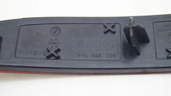AUDI A3 8V0 945 106 Oikea Takavalon Heijastin image 3