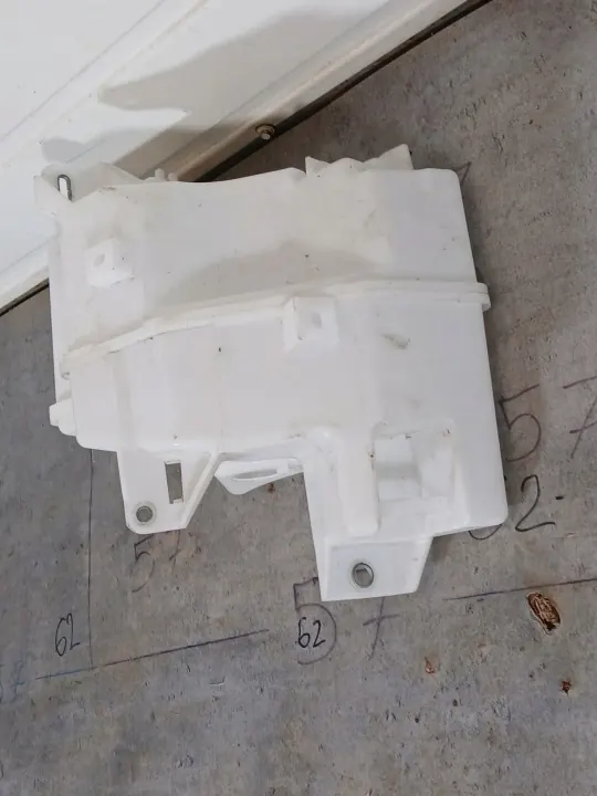 Toyota Corolla E21 pesulaitteen säiliö OEM 85350-02211 image 6