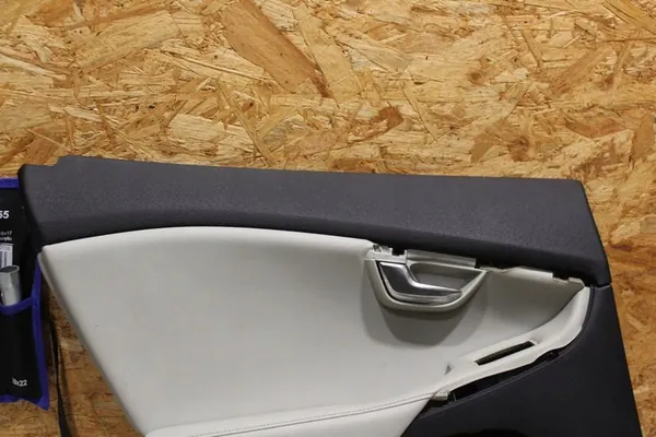 Linkes hinteres Türpanel Volvo V40 Cross Country 2013 OEM 1319940 image 2