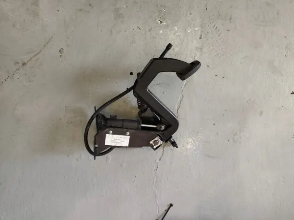 Mercedes-Benz Viano kaasupoljin kiinnike OEM A6392902401 image 2