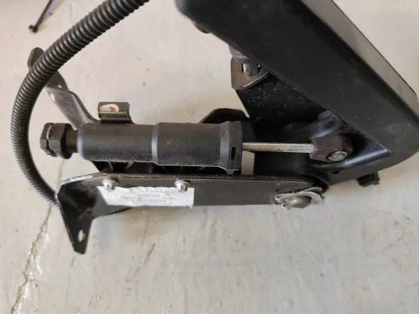 Mercedes-Benz Viano kaasupoljin kiinnike OEM A6392902401 image 5