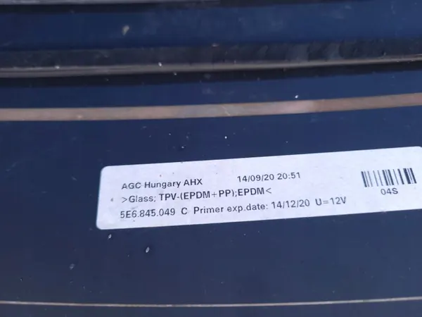 Skoda Octavia III bakluckeruta OEM 5E6845049C image 3