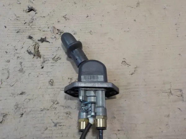 Volvo Bromsventil OEM 5010612809 - Begagnad image 3