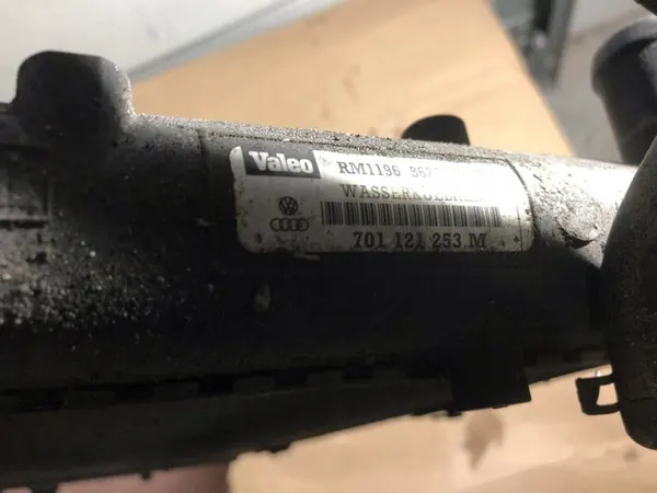 Radiador de agua VW T4 2.5 TDI OEM 701121253M image 8