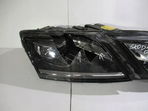 Skoda OE 5E1941016 Farol Dianteiro Direito image 3