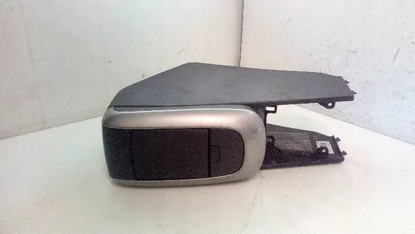 Toyota armleuning opbergruimte OEM 5891102200 Auris I image 2