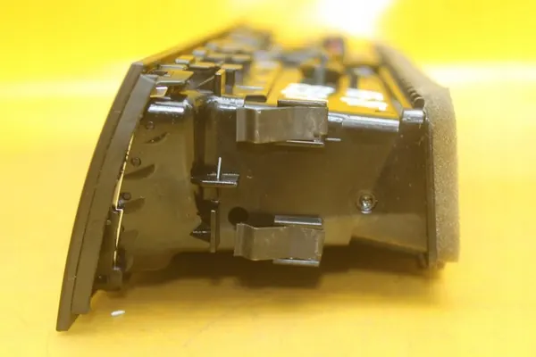 Grade de ventilação central Audi A5 8T image 5