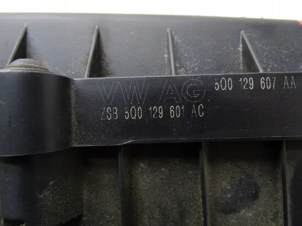 Luftfilterhus OEM 5Q0129601AC - Begagnad Audi OE image 9