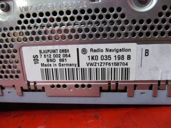 VW Passat B6 Radio CD Navigation OEM 1K0035198B image 5