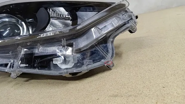 TOYOTA YARIS IV P21 Faro Derecho 81130-K0060 OEM image 9