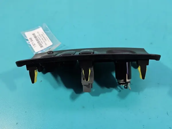 Tupakansytytinpistorasia OEM 58831-60020 Toyota Land Cruiser image 3