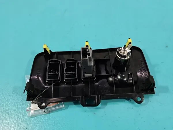 Tupakansytytinpistorasia OEM 58831-60020 Toyota Land Cruiser image 4