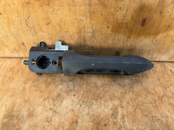Dörrhandtag fram höger OEM KLAMKA DRZWI Ford Focus MK1 image 2