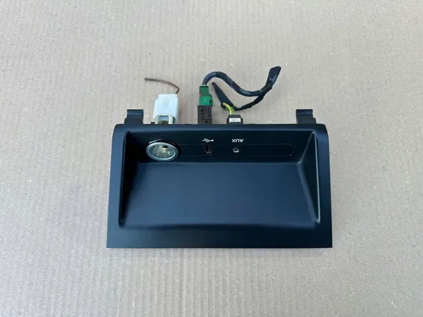Prise USB Skoda Fabia III OEM 5Q0035726E image 2