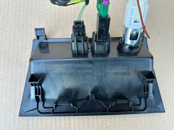 Prise USB Skoda Fabia III OEM 5Q0035726E image 10