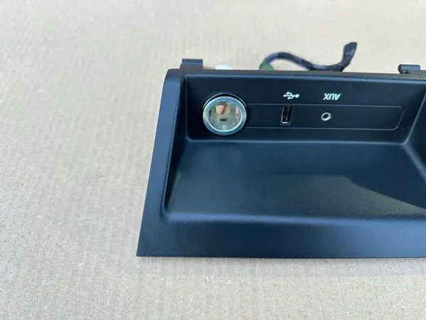 Prise USB Skoda Fabia III OEM 5Q0035726E image 3