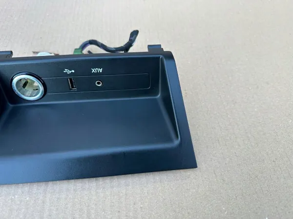 Prise USB Skoda Fabia III OEM 5Q0035726E image 4
